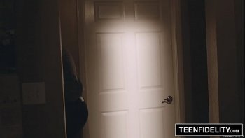 Татуированная телочка каждый день снимает на видео собственную мастурбацию и учит в своем блоге