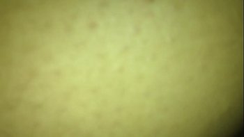 Нежно насасывает его сочными губками