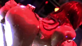 Танцуют под громкую музыку