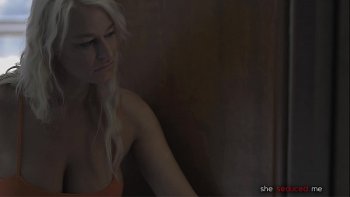 Девушка соблазняет подружку матери