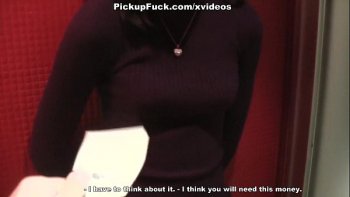 Мотоциклист находит уединение с русской девушкой в туалете