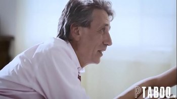 Как сильно хочет ее оттрахать в пизду