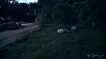 Ломливые бабы заходятся на часть по очереди и сладенько пеняют