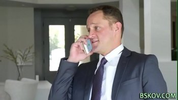 Белокурая красотка Bridgette B голая стоит у окна