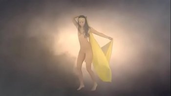 Мрачная русская деваха исполняет танец живота с кобелем