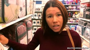 Мигом спускает с чела штаны