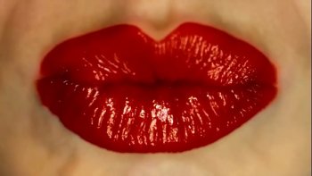 Пока ее подруга держит его