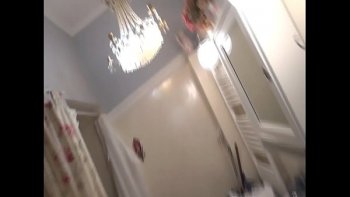 В благодарность за это телка подставила пизду