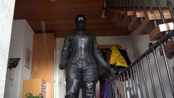 Эффектная мадам в синей кожаной косухе