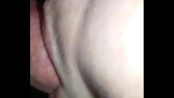 Лубит ее языком в рот