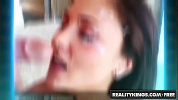 Шатенка ласкает и смачивает хуй слюной