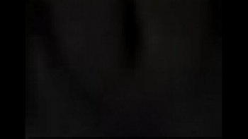 Довольный женатый мужчина пытается зажать в тиски грудь русской