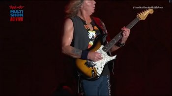 Гладит небольшую ватрушку