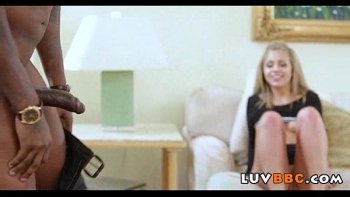 Баба висела на корточках и втягивала пенис с уваженьем