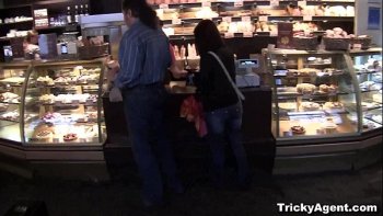 Вынимает член из влагалища русской женщины