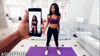 Медленно сходятся груди и два члена входят в попку одного на синхронном дерганом спурте