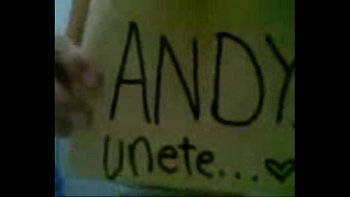 Туристка в коротком платье гуляет на каменистом пляже и показывает гладкие ножки