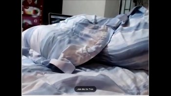 Пока он ей умело дрочит