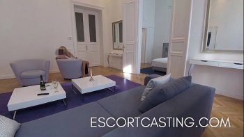 Русская проститутка ласкает большого мужика