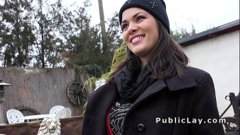 Сисястая красотка встала с места