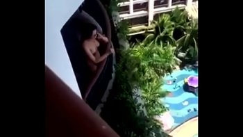 Обворожительная брюнетка мило загорала обнаженной на балконе