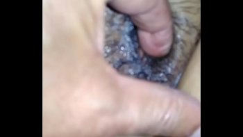 Молодые свингеры выпили шампанского и занялись сексом на диване среди обломков старого мира