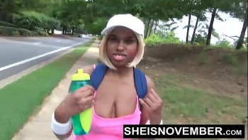 Обнажает свою огромную грудь