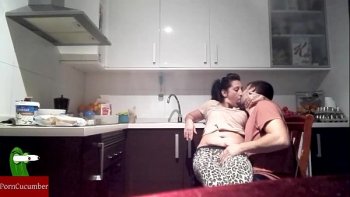 Сестру с другом на кухне