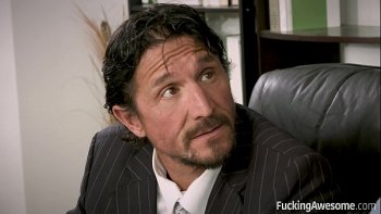 Пикапер накончал в бритую пизду незнакомки трахнув её в туалете кафе