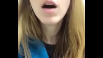 Блондинка получает оргазм