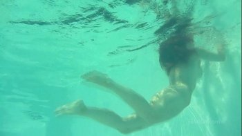 Красотка поливает голое тело водой из шланга