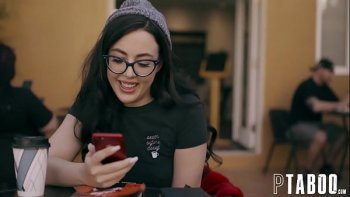 Где красивая женщина получает большой