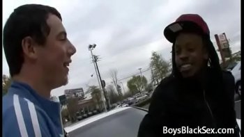 Опытный парень нежно ласкал стройную красивую девушку