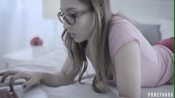 Придерживает девушке голову в ходе минета