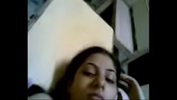 Слегка раздвигает маленькие ягодицы руками