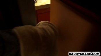 Папа ебет дочку ванной