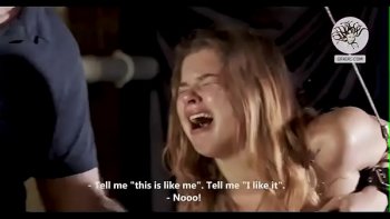 Ласкает девичью промежность